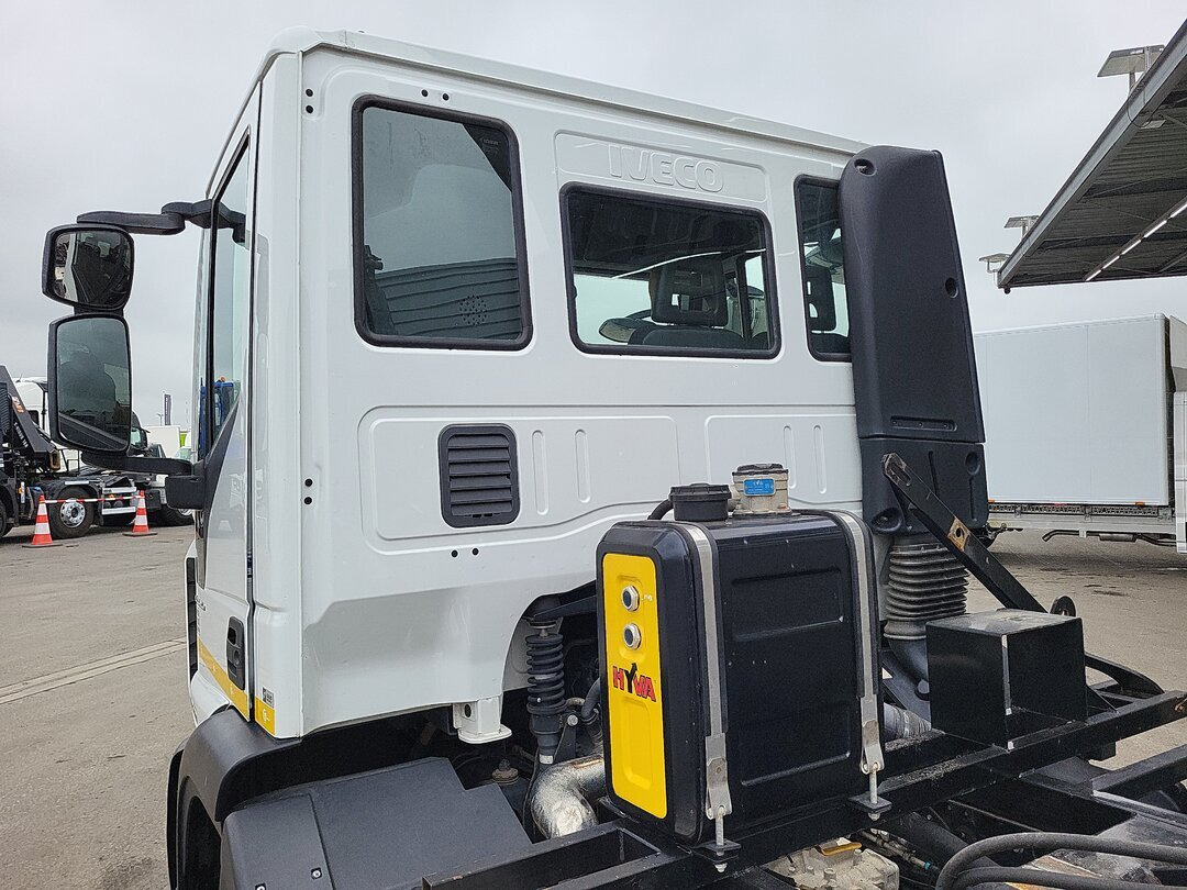 Iveco EuroCargo 120-220 4x2 EuroCargo 120-220 4x2 - Hook lift truck: picture 2 Iveco EuroCargo 120-220 4x2 EuroCargo 120-220 4x2 - Hook lift truck: picture 2