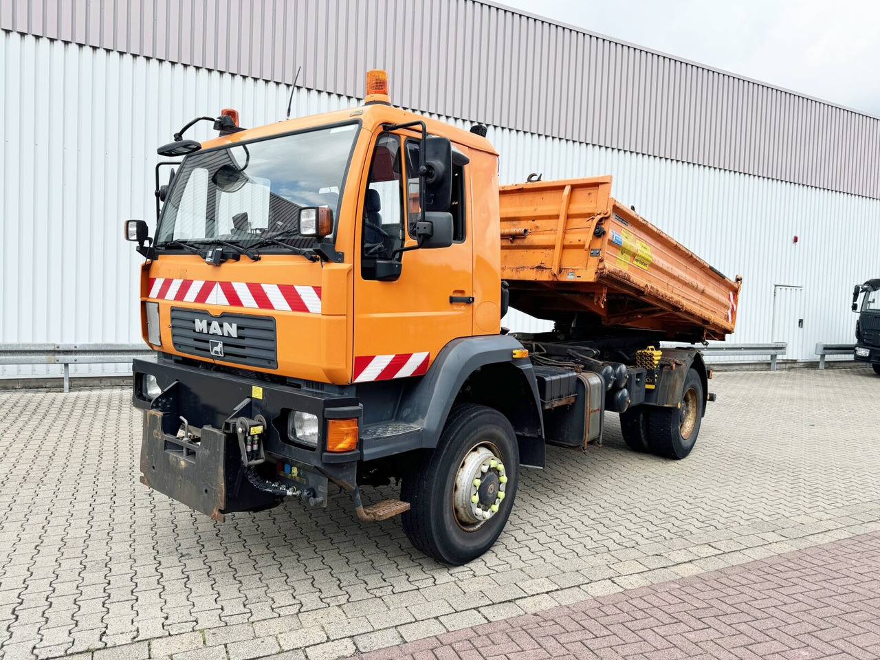 MAN LE 18.280 4X4 BB LE 18.280 4X4 BB, Winterdienstausstattung, Grüne Plakette - Tipper, Crane truck: picture 1 MAN LE 18.280 4X4 BB LE 18.280 4X4 BB, Winterdienstausstattung, Grüne Plakette - Tipper, Crane truck: picture 1