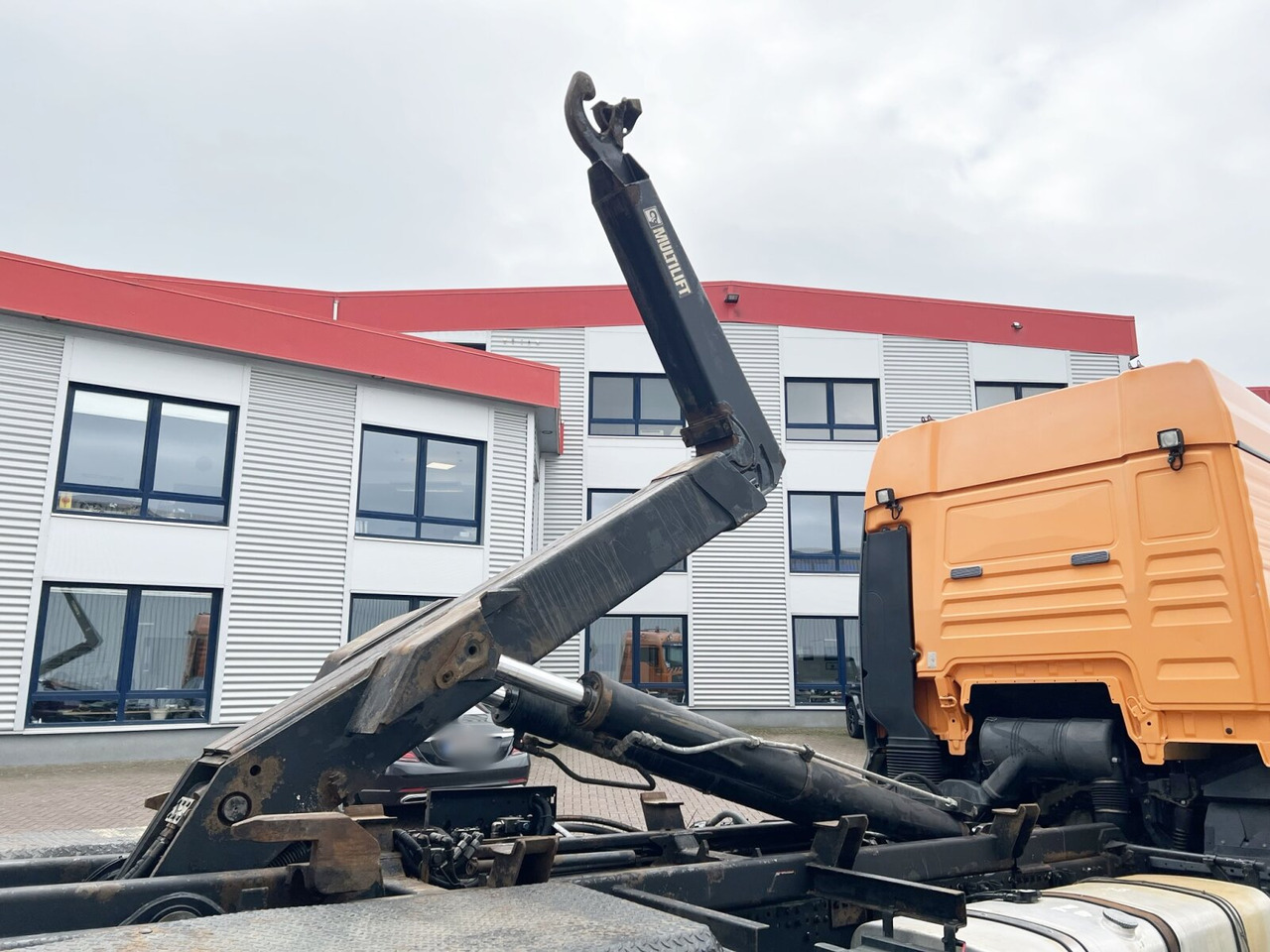 MAN TGA 26.440 6X2-2 BL TGA 26.440 6X2-2 BL, Liftachse - Hook lift truck: picture 3 MAN TGA 26.440 6X2-2 BL TGA 26.440 6X2-2 BL, Liftachse - Hook lift truck: picture 3