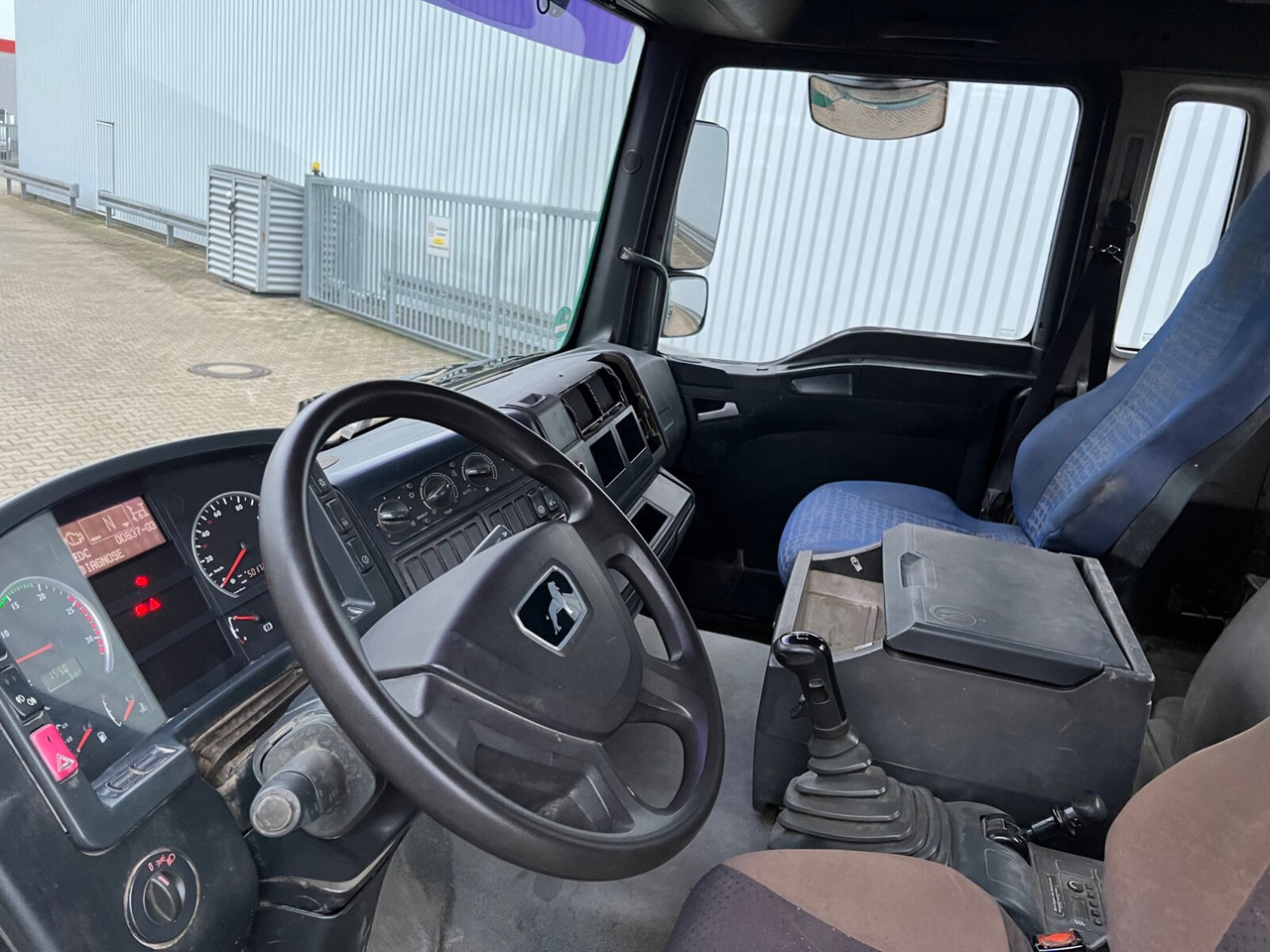 MAN TGA 26.463 6x4 BB TGA 26.463 6x4 BB - Hook lift truck: picture 3 MAN TGA 26.463 6x4 BB TGA 26.463 6x4 BB - Hook lift truck: picture 3