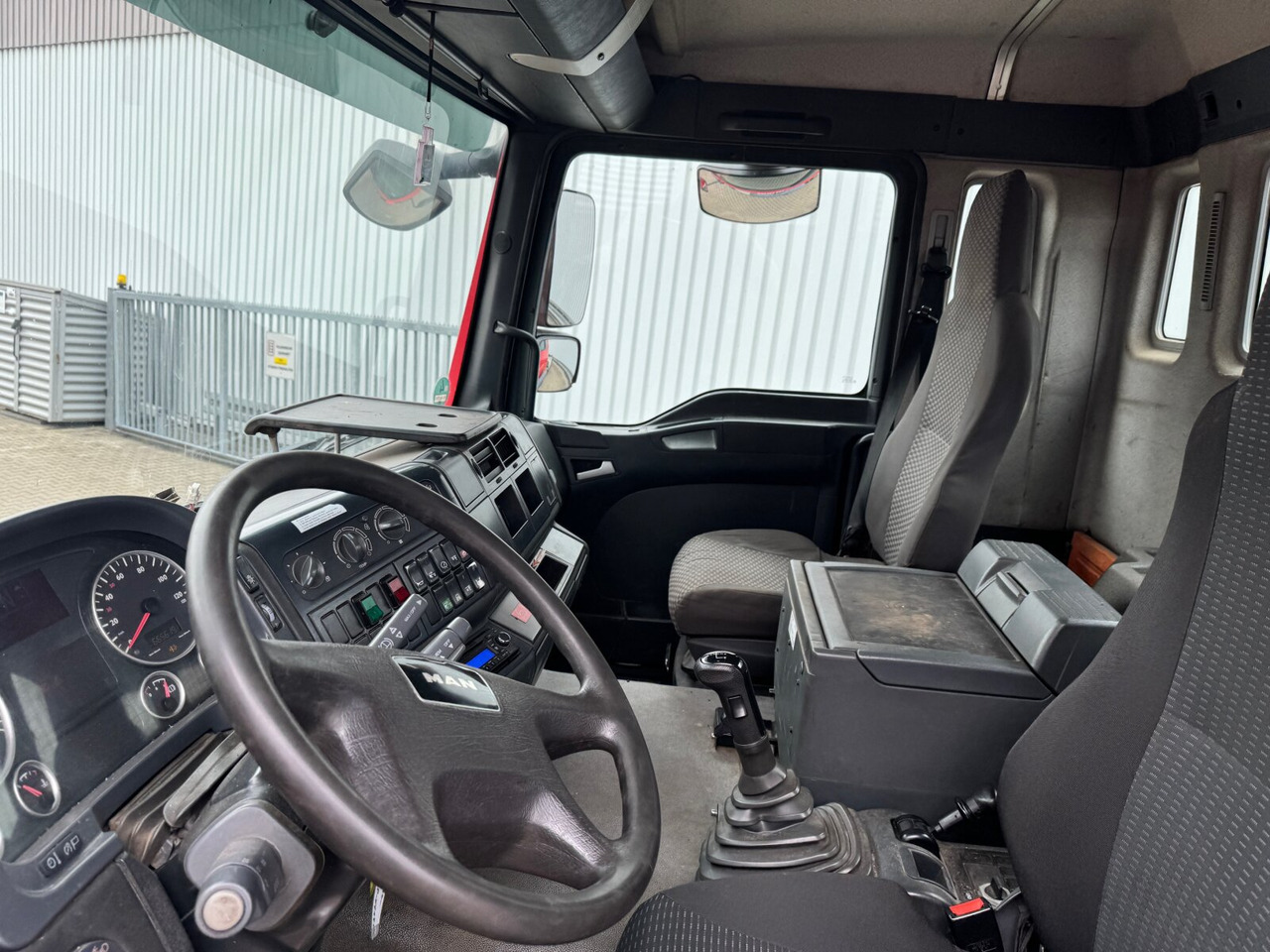 MAN TGA 35.400 8X4-4 BL TGA 35.400 8X4-4 BL, Lenk-/Liftachse - Hook lift truck: picture 4 MAN TGA 35.400 8X4-4 BL TGA 35.400 8X4-4 BL, Lenk-/Liftachse - Hook lift truck: picture 4