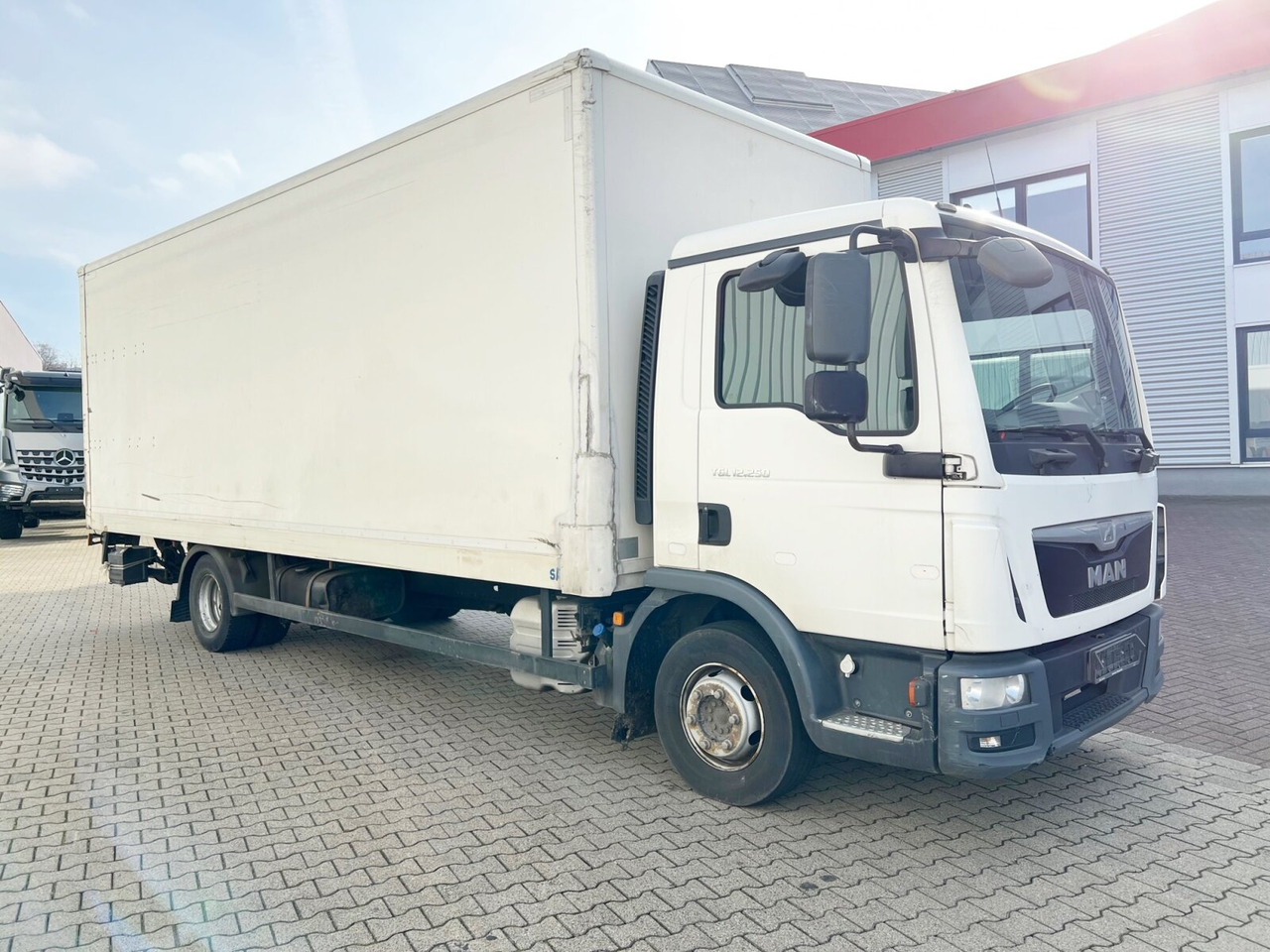 Box truck MAN TGL 12.250/340 4X2 BL TGL 12.250/340 4X2 BL mit Dhollandia LBW, 42 cbm: picture 7