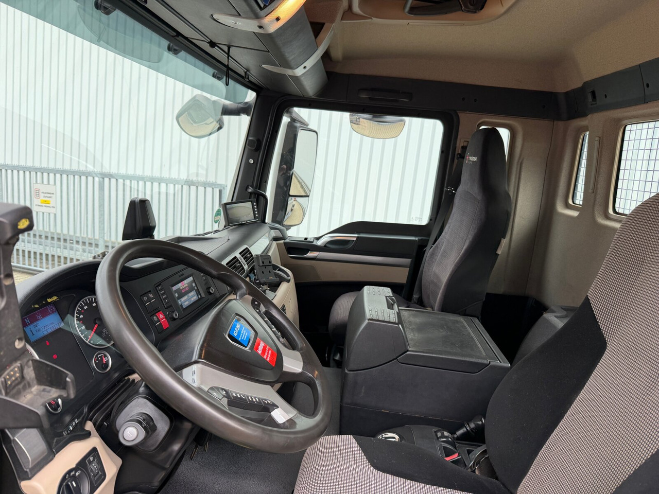 MAN TGS 26.420 6X2/4 BL TGS 26.420 6X2/4 BL, Intarder, Vorlauflenk-/lift, Tele-Absetzer, Funk - Skip loader truck: picture 2 MAN TGS 26.420 6X2/4 BL TGS 26.420 6X2/4 BL, Intarder, Vorlauflenk-/lift, Tele-Absetzer, Funk - Skip loader truck: picture 2