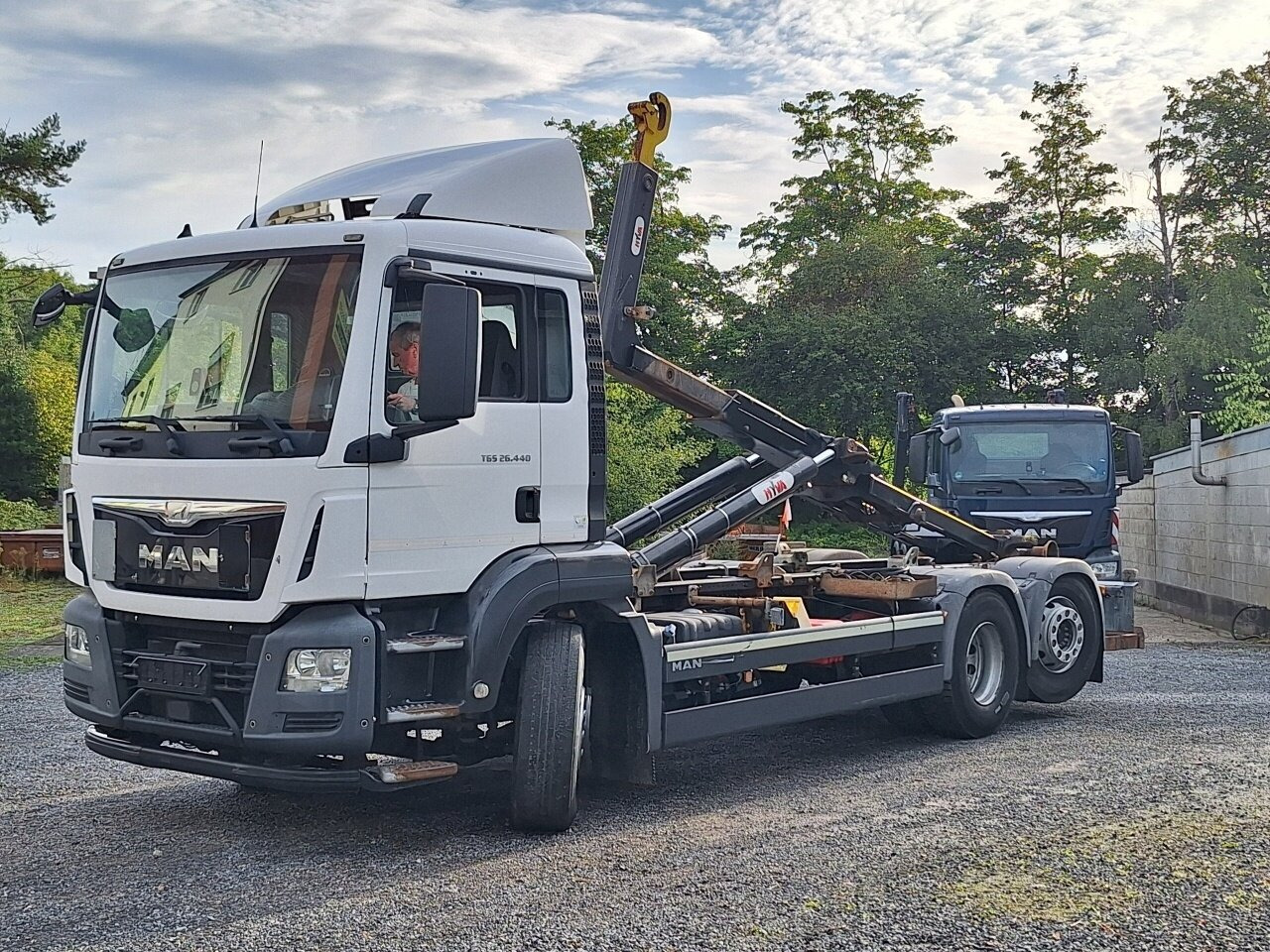MAN TGS 26.440 6x2-4 BL TGS 26.440 6x2-4 BL, Intarder, Lenk-/Liftachse - Hook lift truck: picture 1 MAN TGS 26.440 6x2-4 BL TGS 26.440 6x2-4 BL, Intarder, Lenk-/Liftachse - Hook lift truck: picture 1