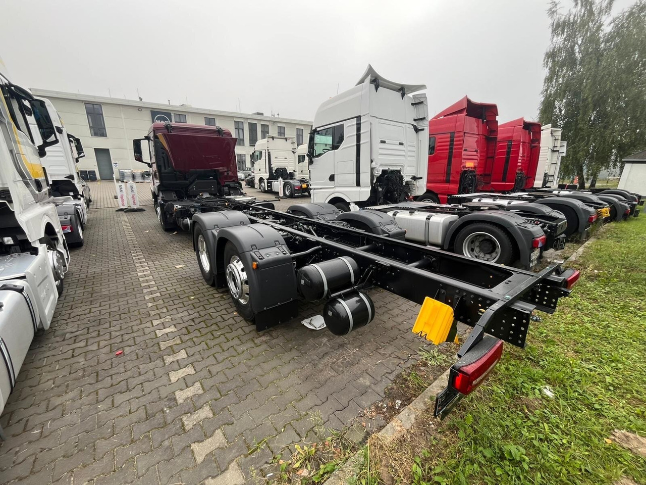 MAN TGS 26.440 6x2-4 LL CH TGS 26.440 6x2-4 LL CH, Lenk-/Liftachse, Navi, LED - Cab chassis truck: picture 4 MAN TGS 26.440 6x2-4 LL CH TGS 26.440 6x2-4 LL CH, Lenk-/Liftachse, Navi, LED - Cab chassis truck: picture 4
