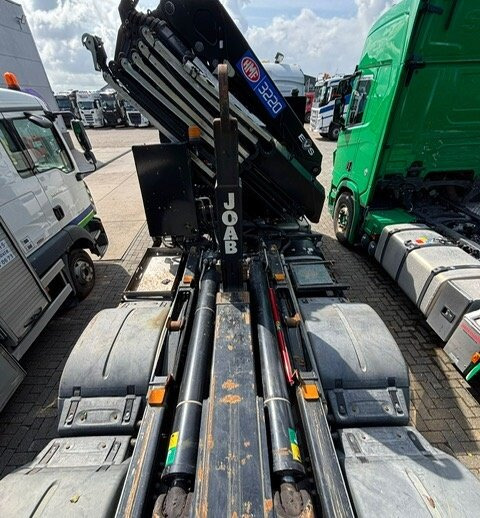 MAN TGS 35.500 8x4-4 BL TGS 35.500 8x4-4 BL, Lenk-/Liftachse, Kran HMF 3220-K6, Funk - Hook lift truck, Crane truck: picture 2 MAN TGS 35.500 8x4-4 BL TGS 35.500 8x4-4 BL, Lenk-/Liftachse, Kran HMF 3220-K6, Funk - Hook lift truck, Crane truck: picture 2