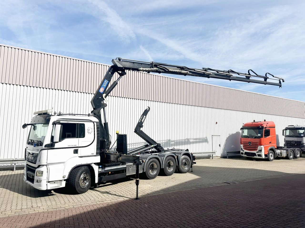 MAN TGS 35.500 8x4-4 BL TGS 35.500 8x4-4 BL, Lenk-/Liftachse, Kran HMF 3220-K6, Funk - Hook lift truck, Crane truck: picture 1 MAN TGS 35.500 8x4-4 BL TGS 35.500 8x4-4 BL, Lenk-/Liftachse, Kran HMF 3220-K6, Funk - Hook lift truck, Crane truck: picture 1