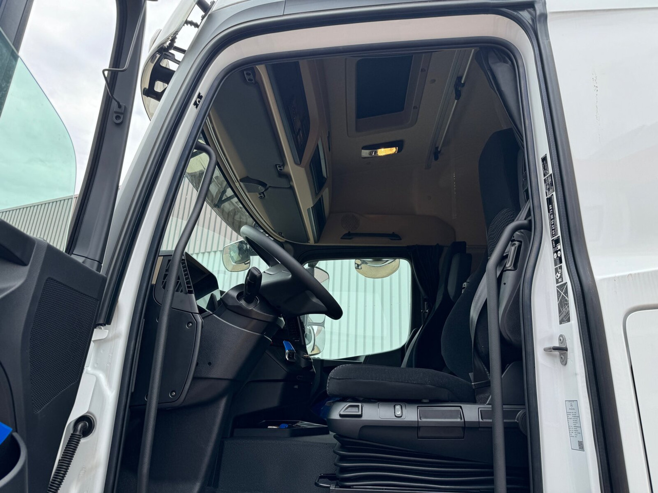 Interior photo 1: New Hook lift truck Mercedes-Benz Actros 2545 L 6x2 Actros 2545 L 6x2, Lenk-/Liftachse, StreamSpace, MultimediaCockpit
