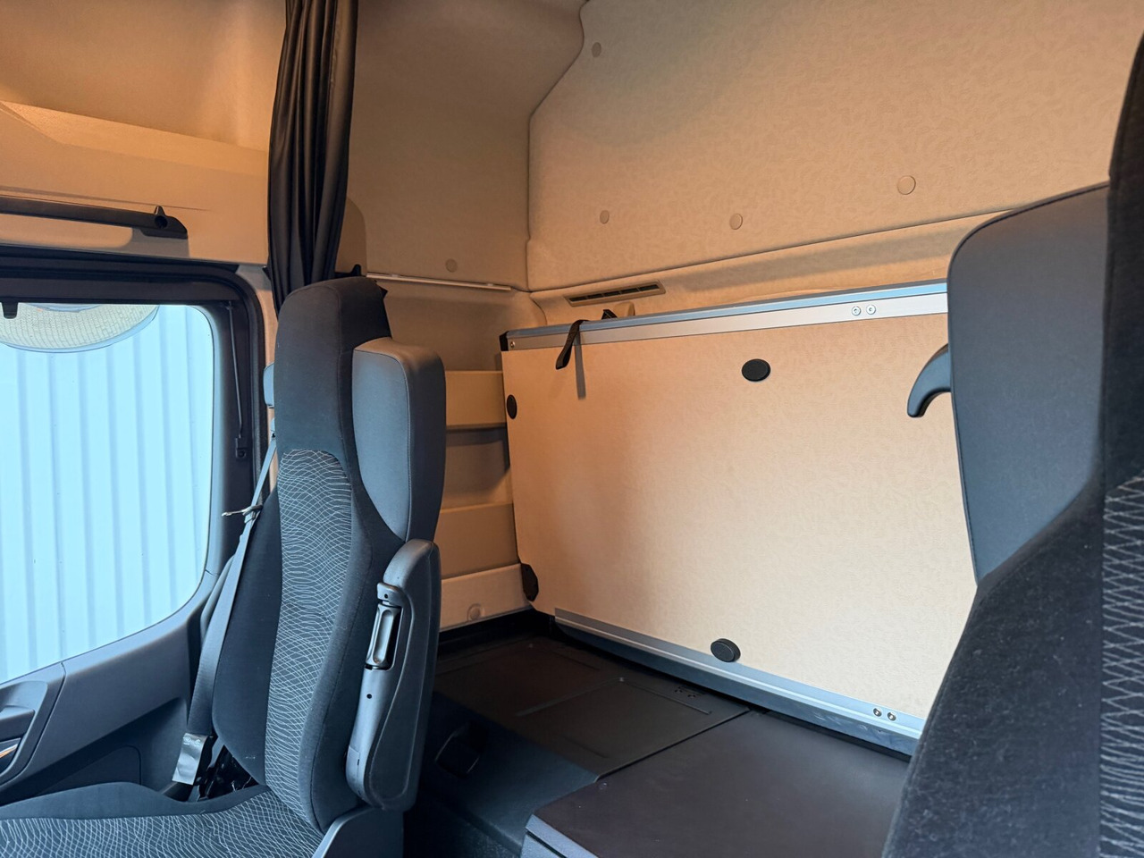 Mercedes-Benz Actros 2546 L 6x2 Actros 2546 L 6x2, Retarder, Lenk-/Liftachse, MultimediaCockpit, StreamSpace - Cab chassis truck: picture 5 Mercedes-Benz Actros 2546 L 6x2 Actros 2546 L 6x2, Retarder, Lenk-/Liftachse, MultimediaCockpit, StreamSpace - Cab chassis truck: picture 5