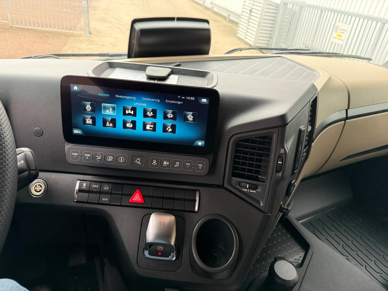 Mercedes-Benz Actros 2546 L 6x2 Actros 2546 L 6x2, Retarder, Lenk-/Liftachse, MultimediaCockpit, StreamSpace - Cab chassis truck: picture 3 Mercedes-Benz Actros 2546 L 6x2 Actros 2546 L 6x2, Retarder, Lenk-/Liftachse, MultimediaCockpit, StreamSpace - Cab chassis truck: picture 3