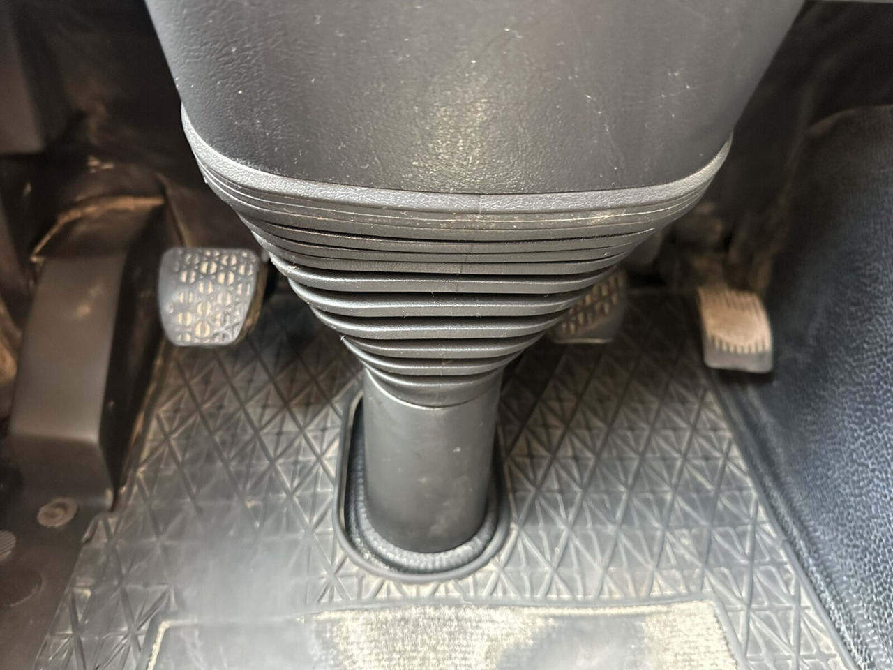 Mercedes-Benz Actros 3348 AK 6x6 Actros 3348 AK 6x6 - Cab chassis truck: picture 4 Mercedes-Benz Actros 3348 AK 6x6 Actros 3348 AK 6x6 - Cab chassis truck: picture 4