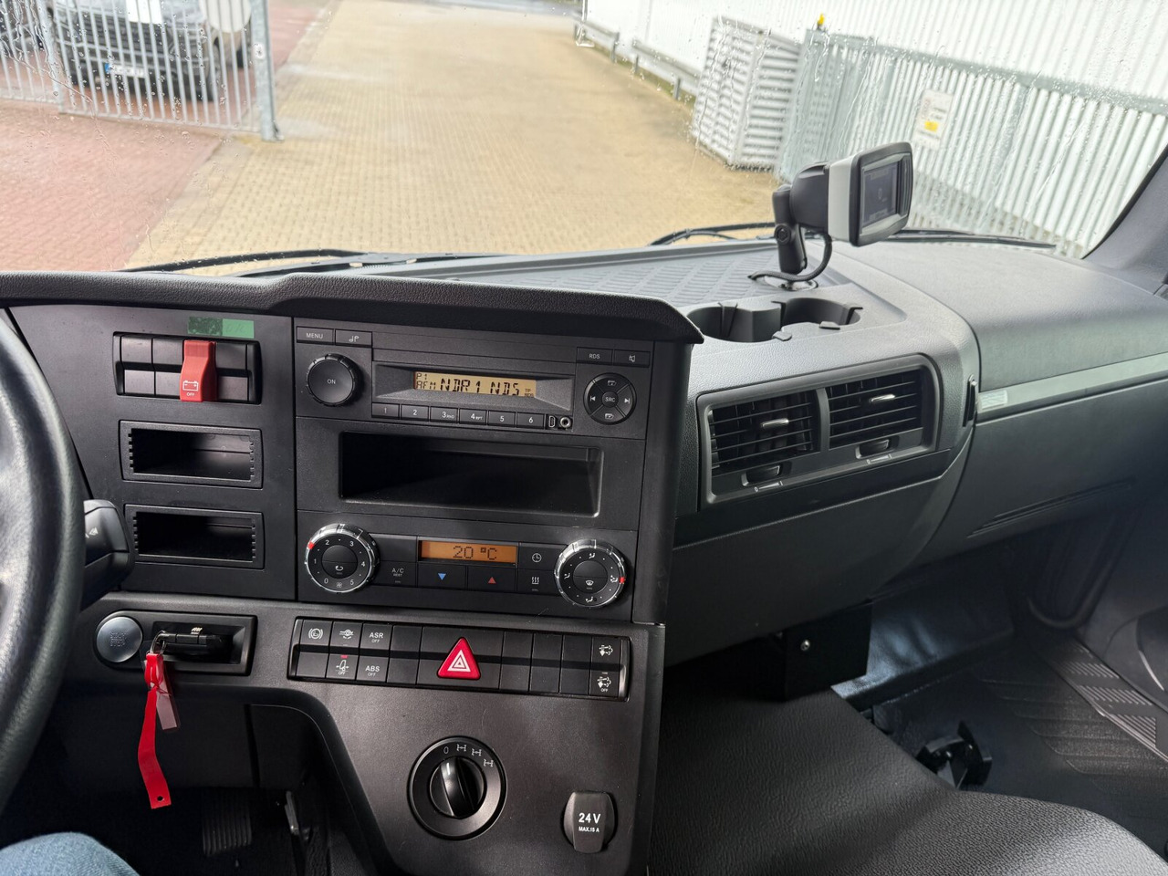 Mercedes-Benz Arocs 1827 A 4x4 Arocs 1827 A 4x4, Ex-Bundeswehr! - Dropside/ Flatbed truck: picture 3 Mercedes-Benz Arocs 1827 A 4x4 Arocs 1827 A 4x4, Ex-Bundeswehr! - Dropside/ Flatbed truck: picture 3