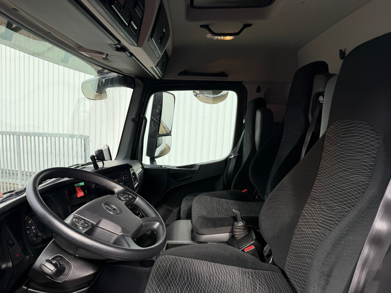 Mercedes-Benz Arocs 1827 A 4x4 Arocs 1827 A 4x4, Ex-Bundeswehr! - Dropside/ Flatbed truck: picture 2 Mercedes-Benz Arocs 1827 A 4x4 Arocs 1827 A 4x4, Ex-Bundeswehr! - Dropside/ Flatbed truck: picture 2