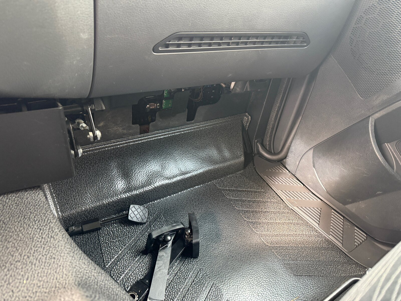 Mercedes-Benz Arocs 1827 A 4x4 Arocs 1827 A 4x4, Ex-Bundeswehr! - Dropside/ Flatbed truck: picture 4 Mercedes-Benz Arocs 1827 A 4x4 Arocs 1827 A 4x4, Ex-Bundeswehr! - Dropside/ Flatbed truck: picture 4