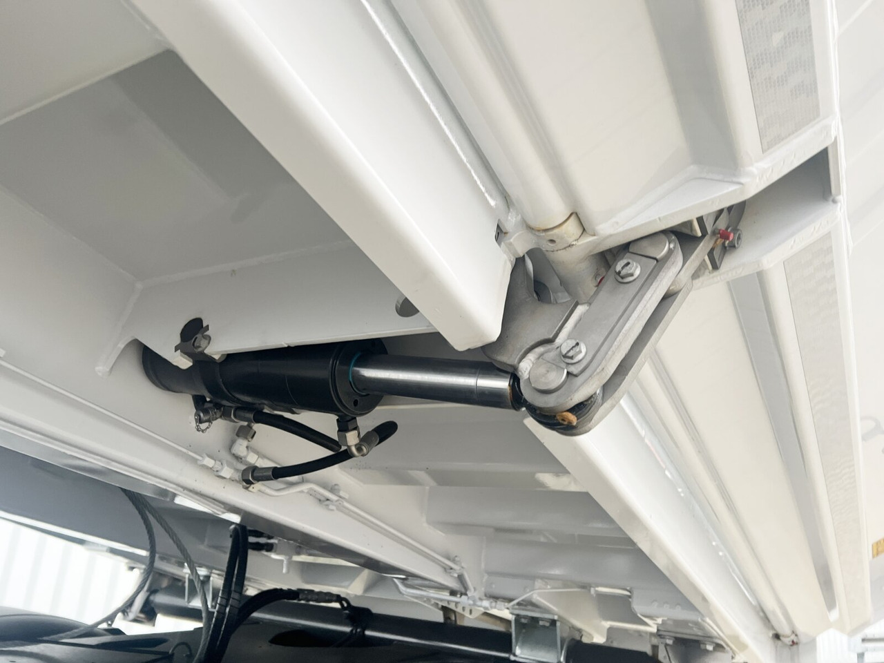 New Tipper Mercedes-Benz Arocs 2645 K 6x4 Arocs 2645 K 6x4, MultimediaCockpit, Bordmatik links: picture 14 New Tipper Mercedes-Benz Arocs 2645 K 6x4 Arocs 2645 K 6x4, MultimediaCockpit, Bordmatik links: picture 14