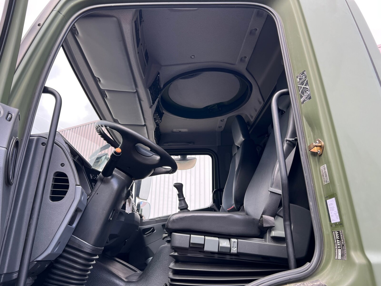 Interior photo 1: Dropside/ Flatbed truck Mercedes-Benz Axor 1829 A 4x4 Axor 1829 A 4x4