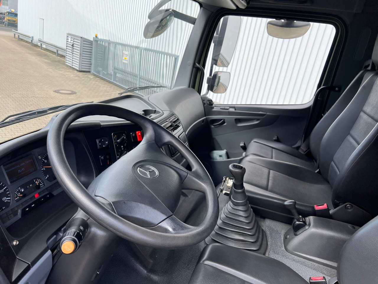 Interior photo 2: Dropside/ Flatbed truck Mercedes-Benz Axor 1829 A 4x4 Axor 1829 A 4x4