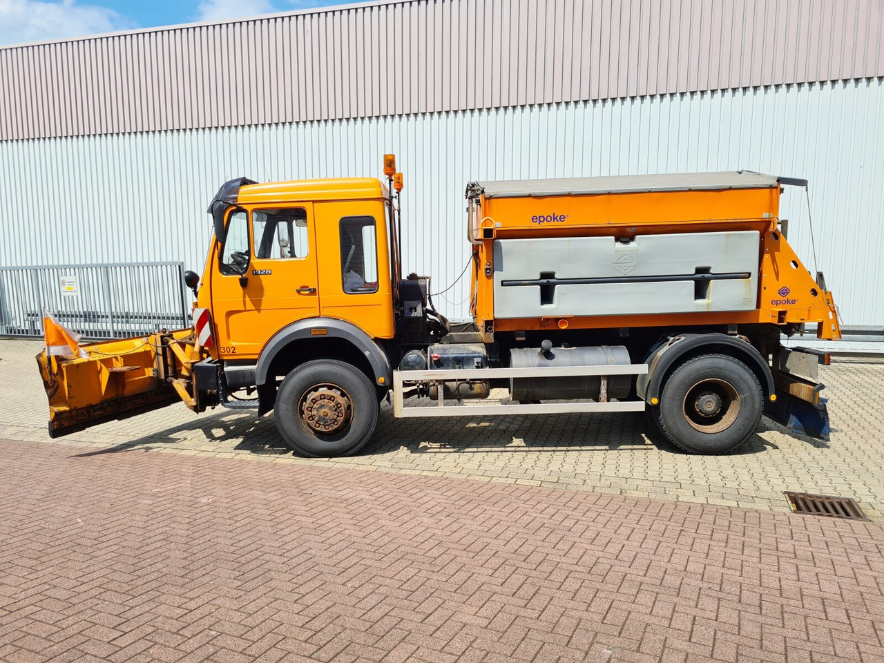 Cab chassis truck Mercedes-Benz NG 1928 A 4x4 NG 1928 A 4x4, V8-Motor, Standklima, Winterdienstaustattung: picture 5