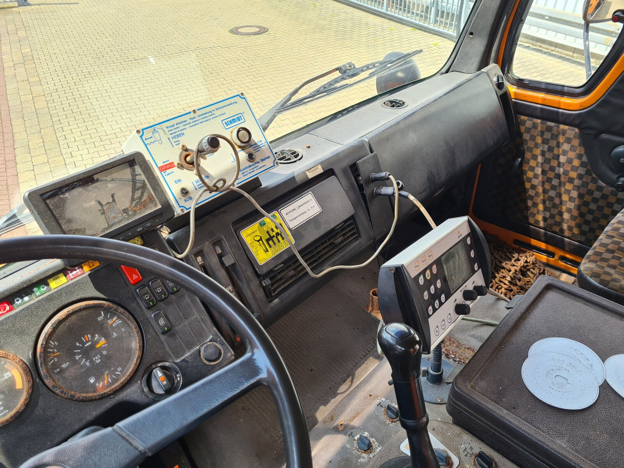 Interior photo 3: Cab chassis truck Mercedes-Benz NG 1928 A 4x4 NG 1928 A 4x4, V8-Motor, Standklima, Winterdienstaustattung