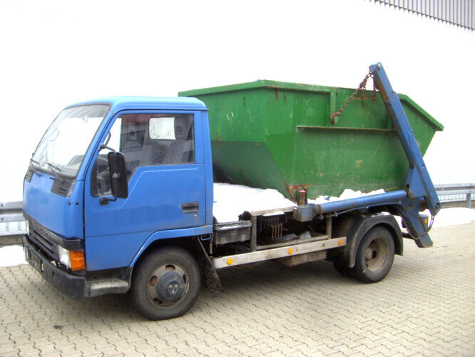 Mitsubishi Canter 4x2 - Skip loader truck: picture 1 Mitsubishi Canter 4x2 - Skip loader truck: picture 1