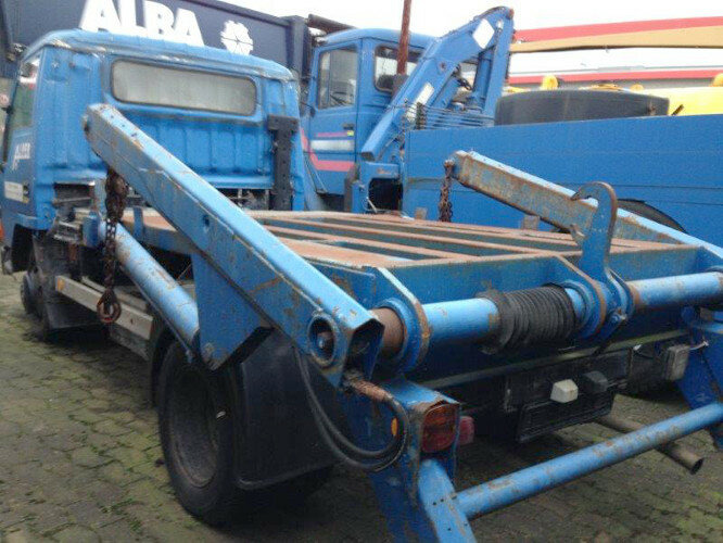 Mitsubishi Canter 4x2 - Skip loader truck: picture 5 Mitsubishi Canter 4x2 - Skip loader truck: picture 5