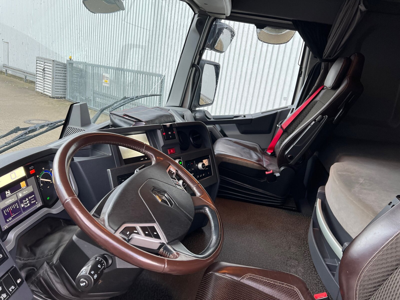 Renault C 520 6x4 C 520 6x4, Retarder, Nebenantrieb - Cab chassis truck: picture 3 Renault C 520 6x4 C 520 6x4, Retarder, Nebenantrieb - Cab chassis truck: picture 3