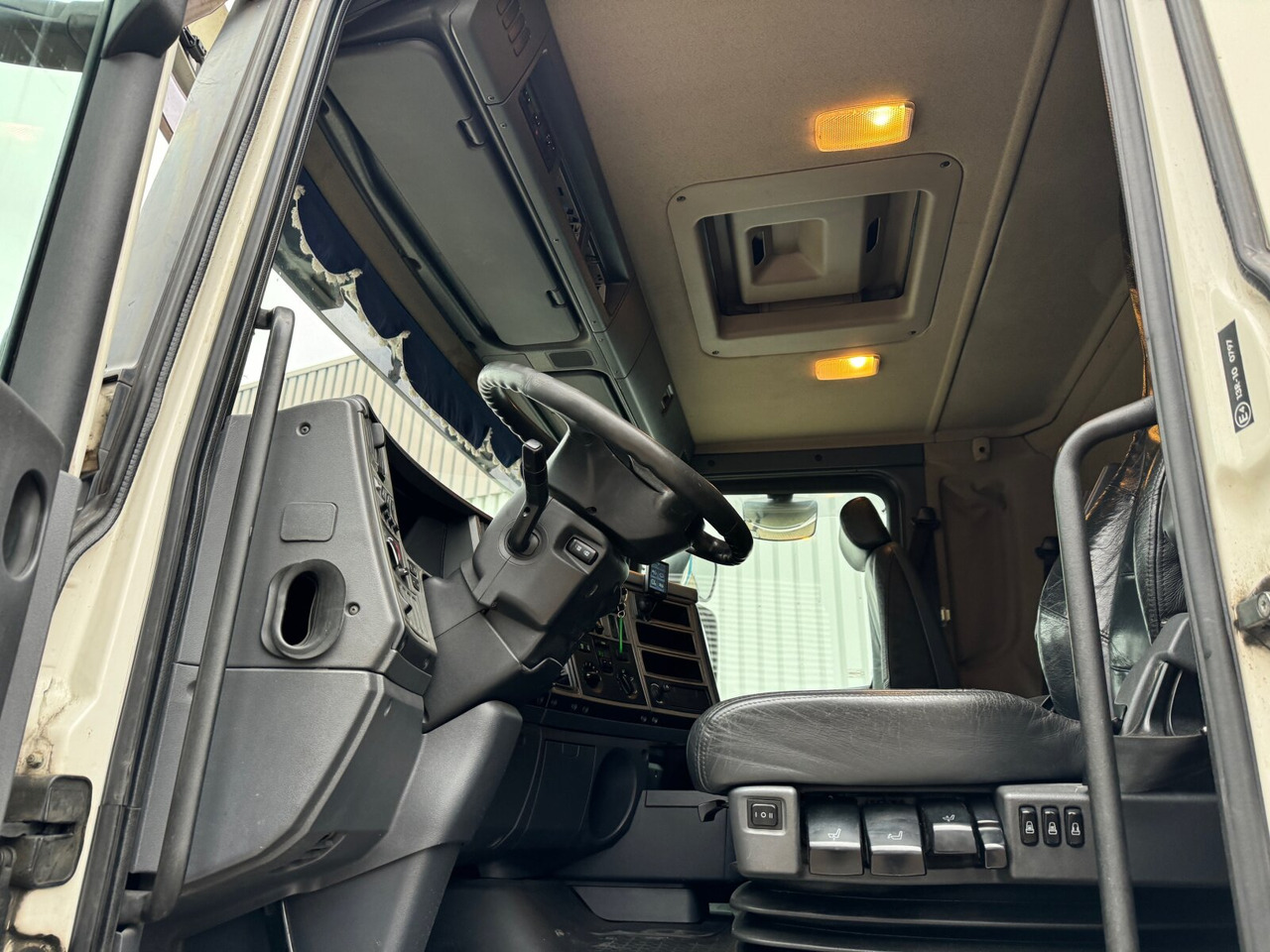 Interior photo 1: Crane truck, Dropside/ Flatbed truck Scania R380 DB 4x2 MNA R380 DB 4x2 MNA, Platz für Heckkran, 2x AHK