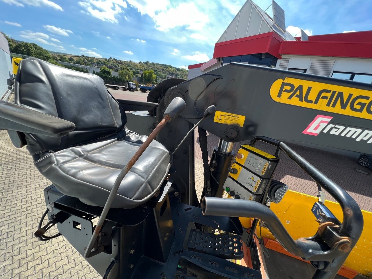 Stralis AS260SY48 6x2/4 Stralis AS260SY48 6x2/4, Kran Palfinger PK18001L am Heck, Lenk-/Liftachse - Crane truck, Dropside/ Flatbed truck: picture 2 Stralis AS260SY48 6x2/4 Stralis AS260SY48 6x2/4, Kran Palfinger PK18001L am Heck, Lenk-/Liftachse - Crane truck, Dropside/ Flatbed truck: picture 2