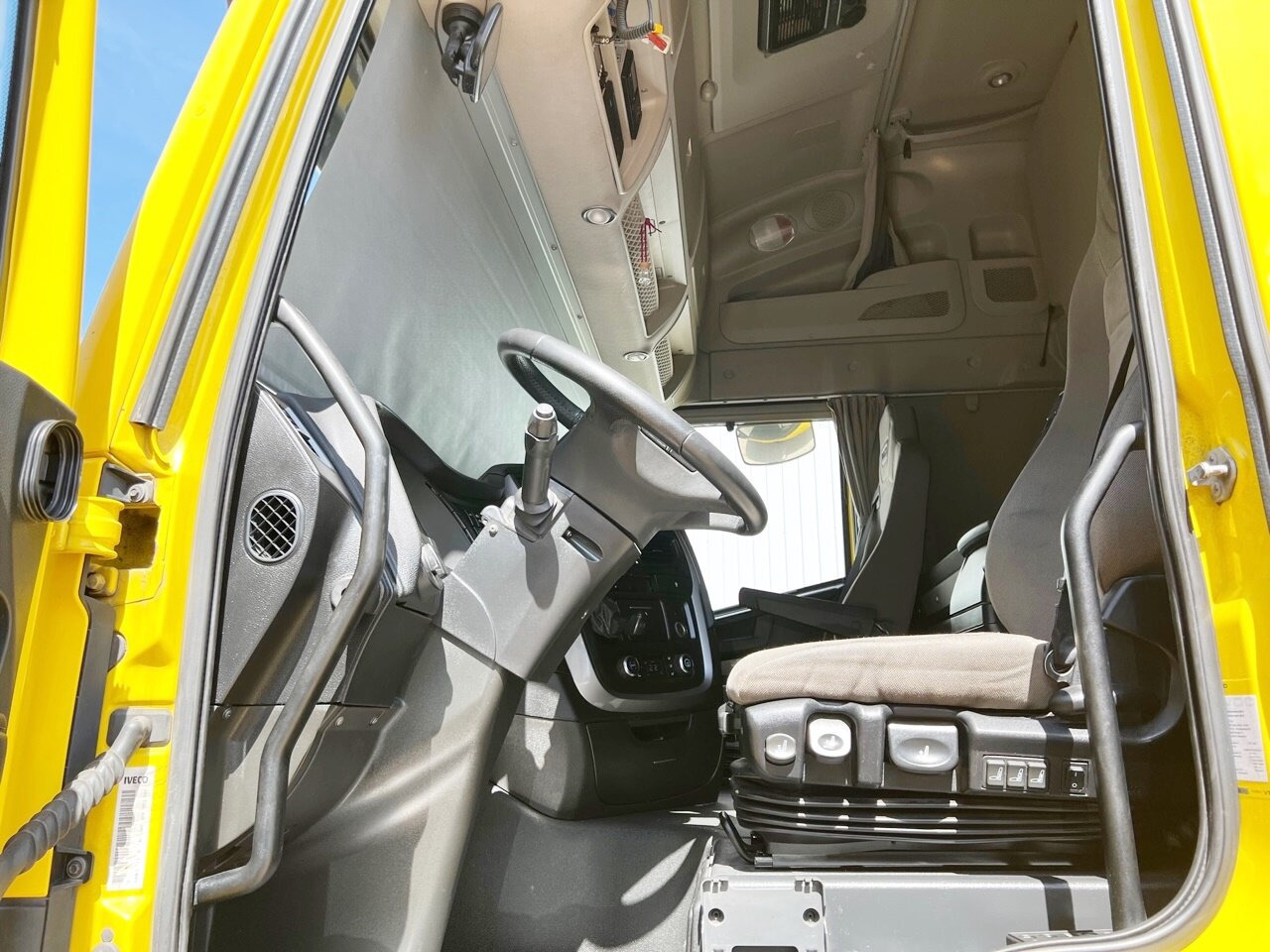 Stralis AS260SY48 6x2/4 Stralis AS260SY48 6x2/4, Kran Palfinger PK18001L am Heck, Lenk-/Liftachse - Crane truck, Dropside/ Flatbed truck: picture 3 Stralis AS260SY48 6x2/4 Stralis AS260SY48 6x2/4, Kran Palfinger PK18001L am Heck, Lenk-/Liftachse - Crane truck, Dropside/ Flatbed truck: picture 3