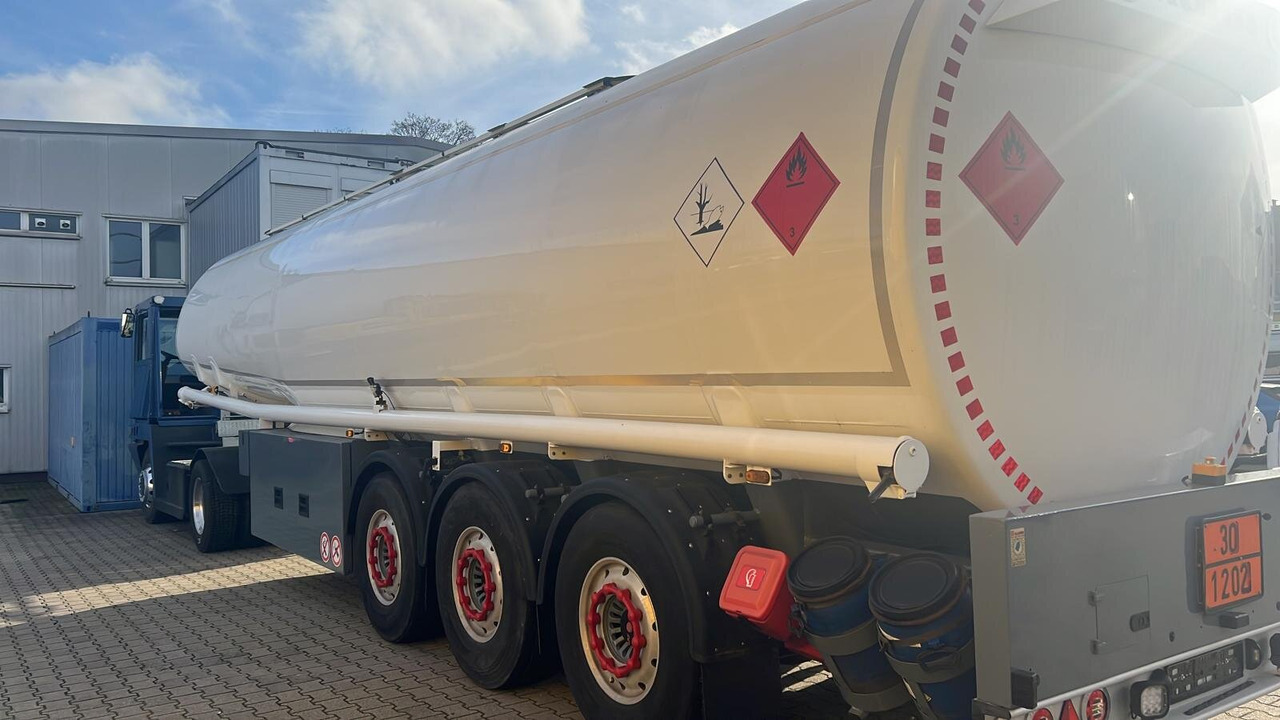 TAL 44.0/11-27 TAL 44.0/11-27, 43.950l, 4 Kammern, Untenbefüllung, Pumpe - Tank semi-trailer: picture 5 TAL 44.0/11-27 TAL 44.0/11-27, 43.950l, 4 Kammern, Untenbefüllung, Pumpe - Tank semi-trailer: picture 5