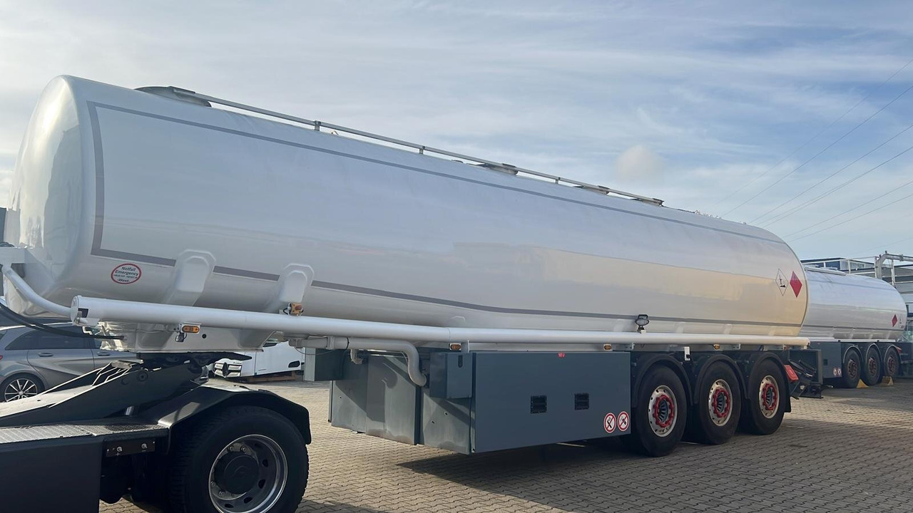 TAL 44.0/11-27 TAL 44.0/11-27, 43.950l, 4 Kammern, Untenbefüllung, Pumpe - Tank semi-trailer: picture 1 TAL 44.0/11-27 TAL 44.0/11-27, 43.950l, 4 Kammern, Untenbefüllung, Pumpe - Tank semi-trailer: picture 1