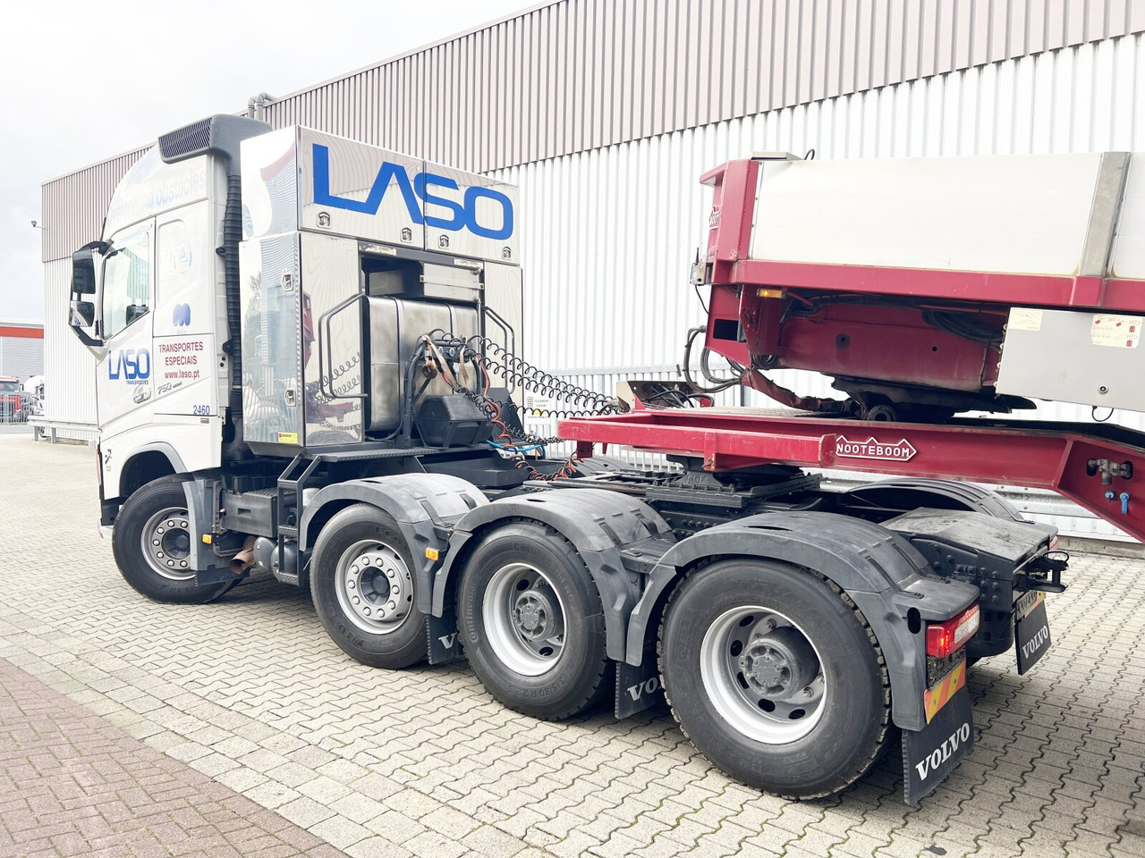 Tractor unit FH16 750 8x4 FH16 750 8x4, Retarder, Globetrotter, Vorlauflift/-lenk, Schwerlast 180T: picture 8 Tractor unit FH16 750 8x4 FH16 750 8x4, Retarder, Globetrotter, Vorlauflift/-lenk, Schwerlast 180T: picture 8