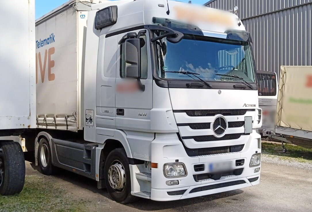 Mercedes-Benz Actros 1841 LS 4x2 Actros 1841/44 LS 4x2, Retarder, MegaSpace, Bi-Xenon, Ex-Fahrschule - Tractor unit: picture 1 Mercedes-Benz Actros 1841 LS 4x2 Actros 1841/44 LS 4x2, Retarder, MegaSpace, Bi-Xenon, Ex-Fahrschule - Tractor unit: picture 1