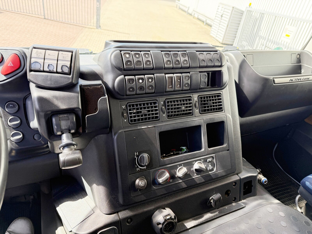 Trakker AT380T45/P 6x4 Trakker AT380T45/P 6x4, EEV - Hook lift truck: picture 3 Trakker AT380T45/P 6x4 Trakker AT380T45/P 6x4, EEV - Hook lift truck: picture 3