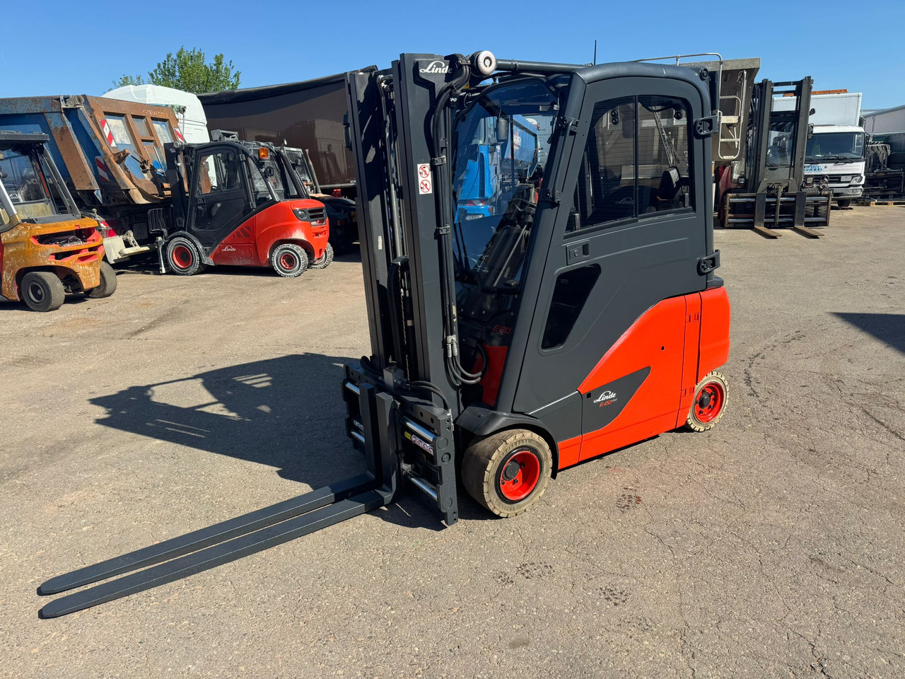 LINDE E20PHL-02 Elektro Triplex Kabine Heizung integriertes Ladegerät - Electric forklift: picture 1 LINDE E20PHL-02 Elektro Triplex Kabine Heizung integriertes Ladegerät - Electric forklift: picture 1