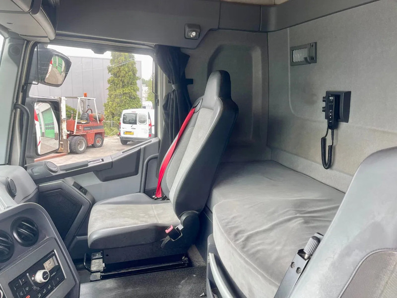 Tractor unit Renault T460 RETARDER, PARKING AIRCO, FRIGO, 2X FUEL TANK: picture 17 Tractor unit Renault T460 RETARDER, PARKING AIRCO, FRIGO, 2X FUEL TANK: picture 17