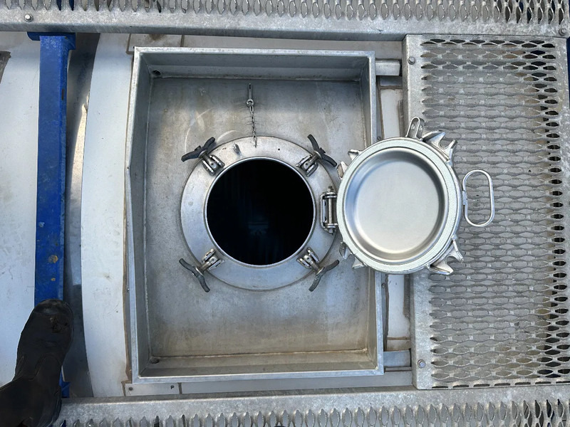 Storage tank for transportation of chemicals CIMC 20FT ISO, 25.090L / 1-COMP / 3 BAFFELS / T12 / 4 manholes / ADR valid until 02/2027: picture 13 Storage tank for transportation of chemicals CIMC 20FT ISO, 25.090L / 1-COMP / 3 BAFFELS / T12 / 4 manholes / ADR valid until 02/2027: picture 13