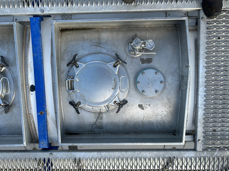 Storage tank for transportation of chemicals CIMC 20FT ISO, 25.090L / 1-COMP / 3 BAFFELS / T12 / 4 manholes / ADR valid until 02/2027: picture 16 Storage tank for transportation of chemicals CIMC 20FT ISO, 25.090L / 1-COMP / 3 BAFFELS / T12 / 4 manholes / ADR valid until 02/2027: picture 16