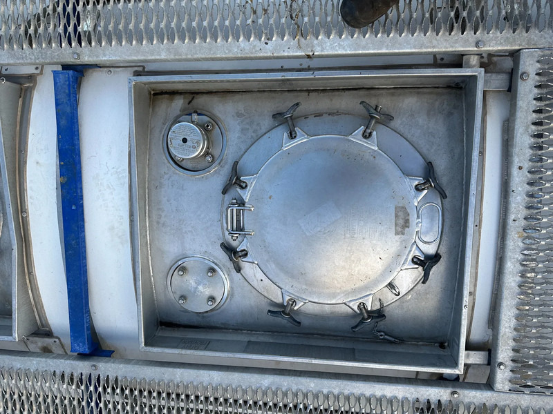 Storage tank for transportation of chemicals CIMC 20FT ISO, 25.090L / 1-COMP / 3 BAFFELS / T12 / 4 manholes / ADR valid until 02/2027: picture 15 Storage tank for transportation of chemicals CIMC 20FT ISO, 25.090L / 1-COMP / 3 BAFFELS / T12 / 4 manholes / ADR valid until 02/2027: picture 15