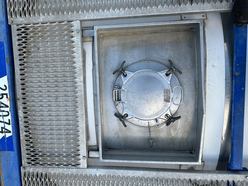 Storage tank for transportation of chemicals CIMC 20FT ISO, 25.090L / 1-COMP / 3 BAFFELS / T12 / 4 manholes / ADR valid until 02/2027: picture 17 Storage tank for transportation of chemicals CIMC 20FT ISO, 25.090L / 1-COMP / 3 BAFFELS / T12 / 4 manholes / ADR valid until 02/2027: picture 17
