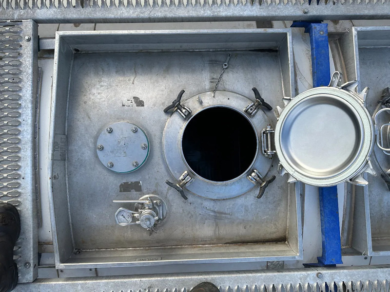 Storage tank for transportation of chemicals CIMC 20FT ISO, 25.090L / 1-COMP / 3 BAFFELS / T12 / 4 manholes / ADR valid until 02/2027: picture 14 Storage tank for transportation of chemicals CIMC 20FT ISO, 25.090L / 1-COMP / 3 BAFFELS / T12 / 4 manholes / ADR valid until 02/2027: picture 14