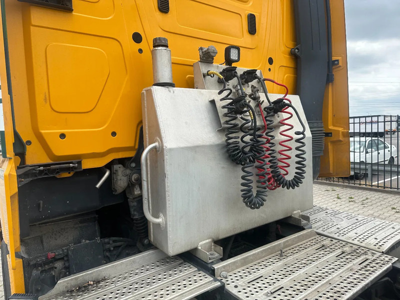 Tractor unit Mercedes-Benz Actros 2748 LS 6x2 BROKEN ENGINE: picture 19