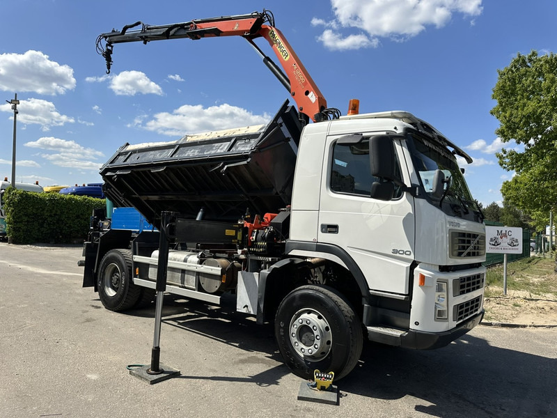 Volvo FM 300 4x4 TIPPER + CRANE PALFINGER PK 12000 - *339.000km* - MANUAL - STEEL SPRING / BIG AXLES - EURO 3 - TÜV 15/10/2025 - Tipper, Crane truck: picture 4 Volvo FM 300 4x4 TIPPER + CRANE PALFINGER PK 12000 - *339.000km* - MANUAL - STEEL SPRING / BIG AXLES - EURO 3 - TÜV 15/10/2025 - Tipper, Crane truck: picture 4