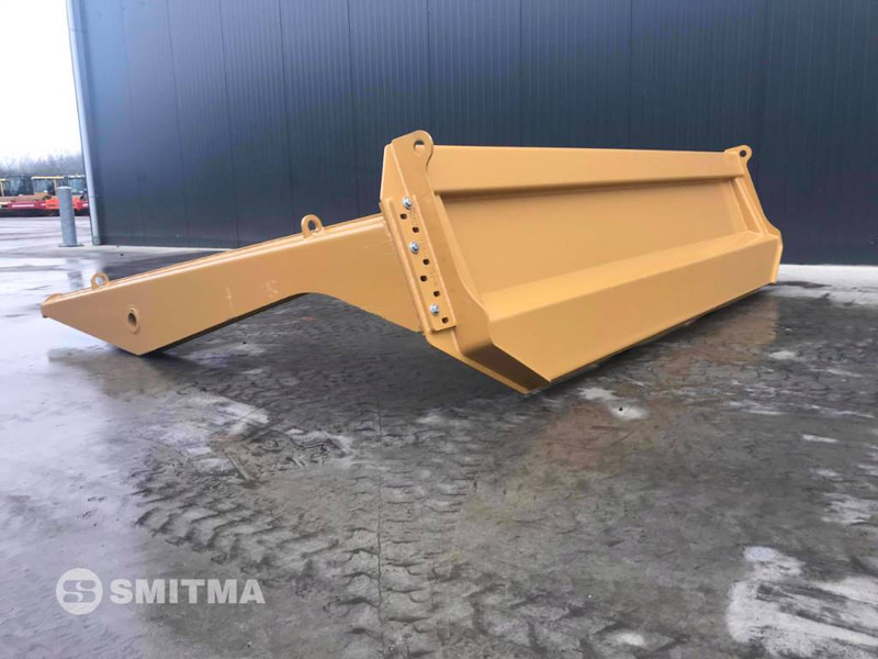 Cat 745 - Tail lift for Construction machinery: picture 2 Cat 745 - Tail lift for Construction machinery: picture 2