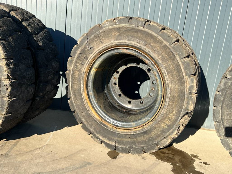 Globe Star 10.00 x 20 / 1000 x 20 Solid Tires / Vol Rubb - Wheels and tires for Construction machinery: picture 4 Globe Star 10.00 x 20 / 1000 x 20 Solid Tires / Vol Rubb - Wheels and tires for Construction machinery: picture 4