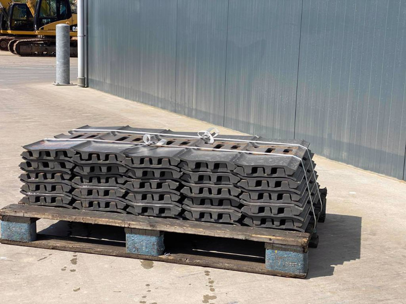 Hitachi EX270 / EX300 / EX310 Shoes/Pads - Frame/ Chassis for Construction machinery: picture 5 Hitachi EX270 / EX300 / EX310 Shoes/Pads - Frame/ Chassis for Construction machinery: picture 5