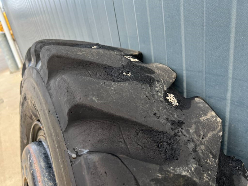 Michelin 1000 x 20 banden / 10.00 x 20: 1x2 Reifen - Wheels and tires for Construction machinery: picture 4 Michelin 1000 x 20 banden / 10.00 x 20: 1x2 Reifen - Wheels and tires for Construction machinery: picture 4