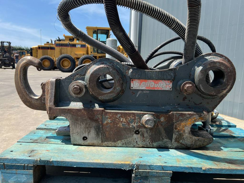 Quick coupler for Construction machinery OilQuick OQ70/55 - 323E: picture 8