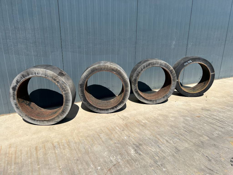Wheels and tires for Construction machinery Solideal 660/250 x 480 Solid Tyres: picture 1