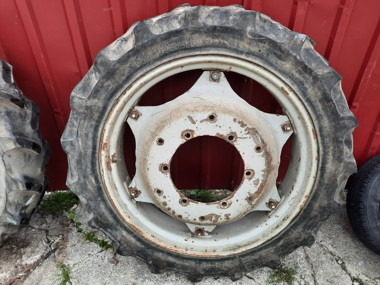 MICHELIN BIB X 9.5 R32 - Wheel and tire package for Agricultural machinery: picture 2 MICHELIN BIB X 9.5 R32 - Wheel and tire package for Agricultural machinery: picture 2